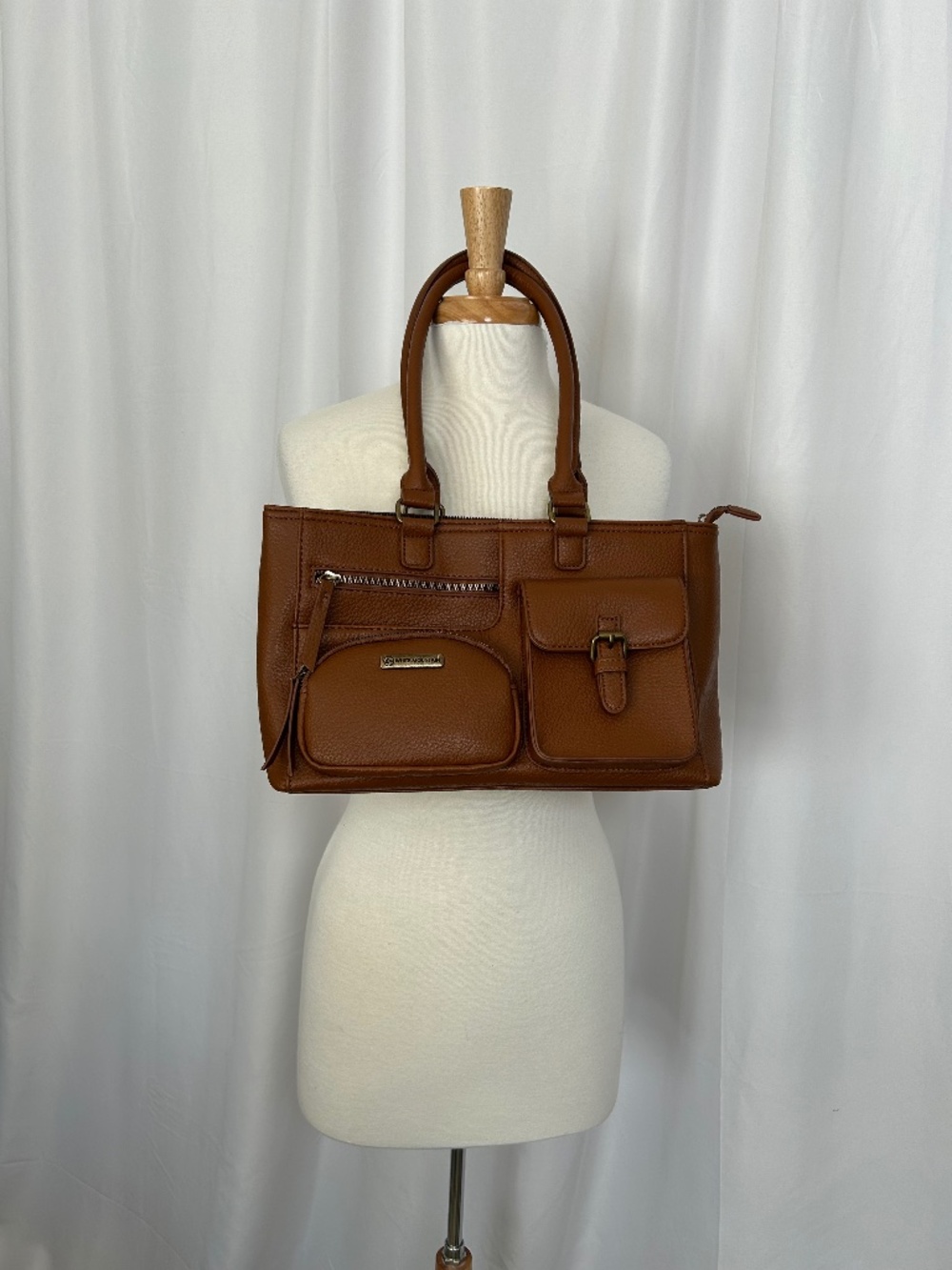 WHITE MOUNTAIN PEBBLED LEATHER SHOULDER BAG